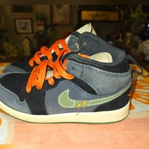 Air Jordan 1 Mid SE Craft in Anthracite/Sky J Lt Olive Size 2 Y